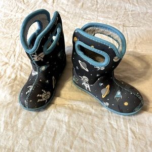 Baby bogs size 7 toddler/infant